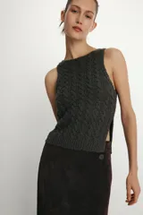 Top de punto sin mangas con cuello redondo y diseño de ochos verticales en toda la prenda.