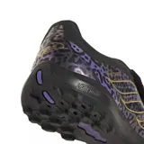 Championes de fútbol adidas Predator League KAKA FT TF, de color negro con detalles en morado y estampado de leopardo, y líneas doradas en el lateral. Cuenta con lengüeta plegable y suela con multitoperoles diseñada para canchas de césped sintético.