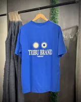 Remera azul de corte oversized confeccionada en jersey 100% algodón.