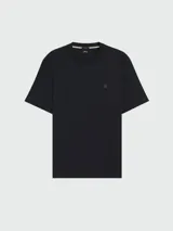 Remera de corte regular, color negro, con cuello redondo y detalle de monograma metálico en el pecho.