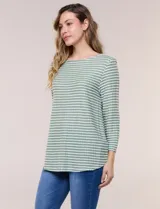 Blusa de manga tres cuartos color verde con rayas horizontales blancas, escote bote y ruedo curvo.
