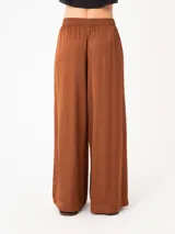 Pantalón negro de viscosa, corte ancho y cintura elastizada.