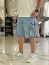 Bermuda cargo de jean color celeste con lavado ácido, corte oversize y bolsillos laterales con solapa.