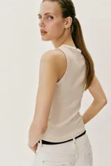 Musculosa de punto rib color marrón con escote redondo y diseño sin mangas.