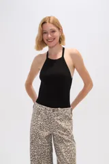 Body negro de corte ajustado, con cuello a la base y cierre inferior con broches.