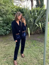 Blazer de terciopelo color naranja óxido, con solapas clásicas, cierre frontal con botón de guampa y bolsillos con detalles en cuero.