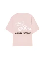 Remera rosa de corte cuadrado con estampado en la espalda con el texto "Ittai Stars" en letras cursivas y "An Ibiza Produce" en mayúsculas.