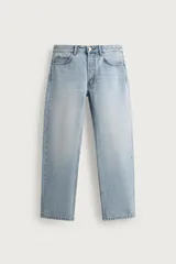 Jeans regular fit de mezclilla celeste con efecto lavado, corte recto y diseño clásico de cinco bolsillos. Cuenta con cierre frontal de botones.