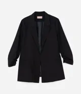 Blazer negro de corte alargado confeccionado en crepé, con diseño abierto sin cierre y mangas largas con detalle de fruncido.