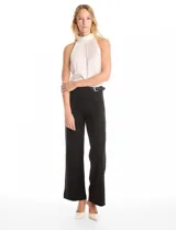 Pantalón de corte wide leg en color gris, con cintura alta y detalle de pretina prolongada con hebilla metálica lateral. Presenta costuras verticales frontales y cierre con gancho interno.