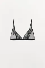 Bralette triangular de encaje color verde oliva, con diseño de plumeti, escote en pico y tirantes finos ajustables.