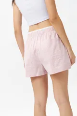 Short piyamero a rayas verticales color verde y blanco, con elástico en la cintura.