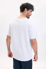 Camiseta de manga corta celeste con cuello redondo y pequeño bordado de una ola en el pecho.