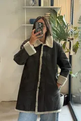 Gamulán de cuero genuino color marrón oscuro, con interior y detalles en corderito color crema. Presenta cierre frontal con botones, cuello clásico y bolsillos laterales.