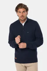 Buzo azul marino de algodón texturizado, con cuello alto y medio cierre con cremallera. Presenta un pequeño logo bordado en el pecho.