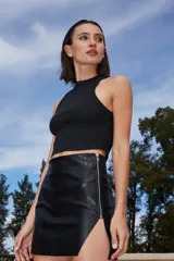 Falda corta de ecocuero con textura tipo croco, diseño cruzado con cierre metálico frontal y tajo lateral.