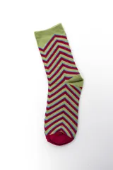 Pack de tres pares de medias largas tipo crew con diseños estampados coloridos: un par marrón con flores celestes, un par rosado con patrón geométrico celeste y un par verde con líneas en zigzag rojas y azules.