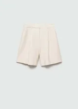 Short de vestir de corte recto y diseño a rayas, confeccionado en tejido fluido. Presenta trabillas en la cintura, dos bolsillos laterales y cierre oculto de botón, gancho y cremallera.