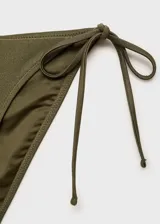 Top de bikini verde militar con tirantes finos y escote triangular.