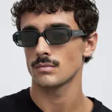 Gafas de sol rectangulares con montura gris y lentes negras polarizadas.