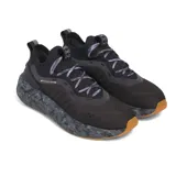 Championes de running Under Armour modelo Phantom 4 Camo, con diseño de corte bajo y estructura tipo calcetín. Presentan capellada de tejido técnico negro, entresuela con amortiguación UA HOVR+ con estampado de camuflaje en tonos grises y suela de goma color caramelo.