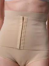 Bombacha modelante de tiro alto en microfibra, con panel frontal de compresión con cierre de ganchos y diseño que llega hasta debajo del busto. Cuenta con silicona antideslizante en el borde superior y fundillo de algodón.