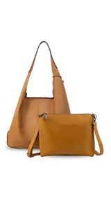 Cartera tipo hobo de cuero sintético color tostado, con diseño de hombro, costuras verticales decorativas y monedero pequeño extraíble a tono.