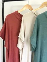 Vestido italiano largo color ladrillo, de lino 100%, con cuello tipo buche, mangas cortas y apliques de broderie en los hombros. Tiene tajos laterales.