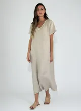 Vestido largo color beige de lino, con escote en V y mangas cortas.