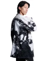 Kimono blanco con estampado abstracto en negro, de mangas 3/4 y bolsillos frontales.