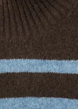 Sweater de punto con diseño de rayas horizontales en tonos marrón y celeste, cuello alto y manga larga. Presenta un corte oversize y acabado suave.