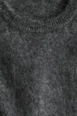 Buzo de punto suave en mezcla de mohair y lana, color gris oscuro. Modelo entallado con cuello redondo y hombros caídos. Puños y bajo con remate acanalado.