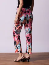 Pantalón de gabardina elastizada con estampado floral multicolor, pretina ancha elastizada y corte recto.