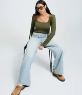 Body negro de manga larga, confeccionado en tejido de poliamida con elastano, con textura acanalada y escote cuadrado.