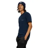 Remera de corte holgado color azul marino, con cuello redondo, mangas cortas y un bolsillo frontal en el lado izquierdo con el logo de la marca estampado.