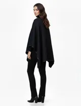 Ruana negra de tejido suave, con cierre frontal de botones metálicos y ribetes de cuero sintético en los bordes.