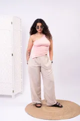 Pantalón de pierna ancha y tiro alto, color beige, con textura sutil y cintura elástica.