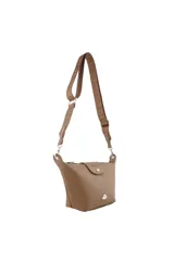 Riñonera de diseño compacto en color beige, con cierre de solapa y botón imantado. Incluye una correa larga regulable y desmontable que permite su uso como bandolera.