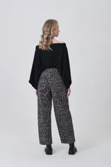 Pantalon de jean de corte holgado y tiro alto, con estampado animal print abstracto en tonos gris y negro.