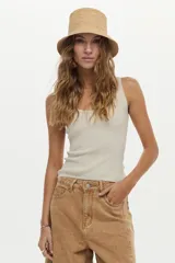 Musculosa de tejido rib color crudo, con lurex incorporado y escote redondo, de calce ajustado al cuerpo.