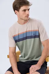 Remera de algodón con diseño de bloques horizontales de colores blanco, azul, beige y verde, de manga corta y cuello redondo.
