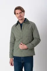 Campera verde militar capitoneada con cuello de pana, cierre con botones a presión, bolsillos laterales y un bolsillo plaque en el pecho.