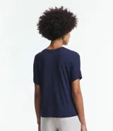 Blusa básica de viscosa color azul marino, con cuello redondo y mangas cortas de diseño cuadrado sin sisas.