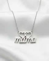 Collar de plata 925 con dije que presenta la palabra 'mamá' en cursiva coronada por dos corazones entrelazados.