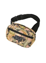 Rionera Billabong con estampado tropical de hojas en tonos beige, rosado y verde sobre fondo negro, correa ajustable negra y bolsillo frontal con cierre.