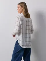 Camisa de gasa estampada, marca Tahari. Cuello a la base con solapa y apertura central con botones. Delantera con bolsillos aplicados. Manga larga con puño y botón.