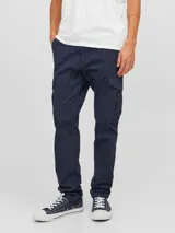 Pantalón cargo de corte slim y tiro medio, color azul marino, con bolsillos laterales tipo cargo con solapa y cierre de cremallera.
