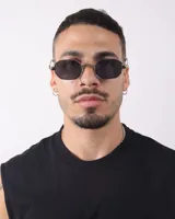 Lentes de sol con marco plateado y lentes grises.