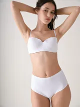 Bombacha de tiro alto y corte láser, color beige, con diseño sin costuras que ofrece un efecto segunda piel.