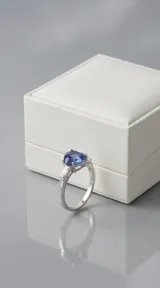 Anillo de plata 925 con piedra central en forma de corazón color azul y detalles laterales de circonias rectangulares tipo baguette.